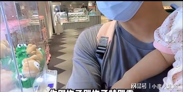 鄭愷帶妻女現身親子樂園,心疼哺乳期的苗苗,不讓她抱女兒