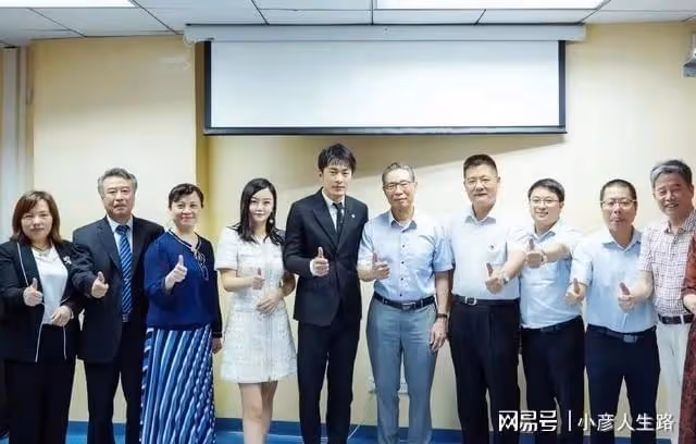 被辛巴舉報賣假貨後,劉畊宏夫婦回應撇清自己,對消費者表示抱歉