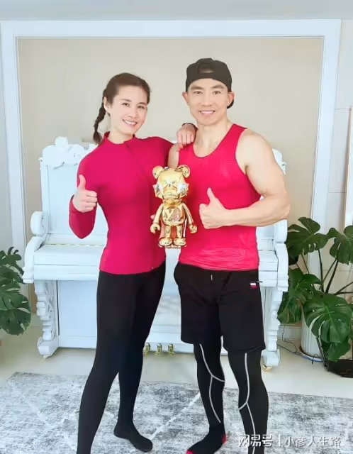 被辛巴舉報賣假貨後，劉畊宏夫婦回應撇清自己，對消費者表示抱歉