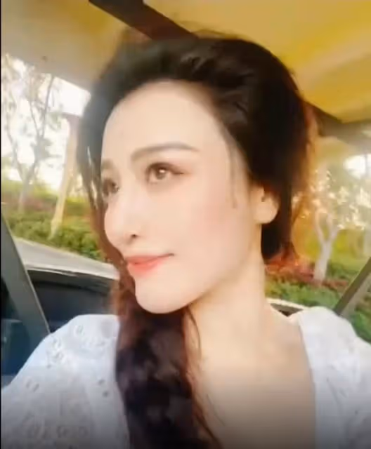 劉翔前妻在首都遊玩 對鏡撩髮膚白貌美