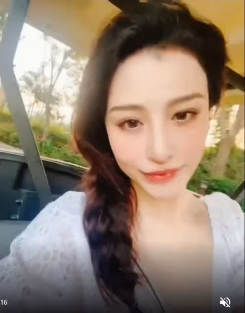 劉翔前妻在首都遊玩 對鏡撩髮膚白貌美
