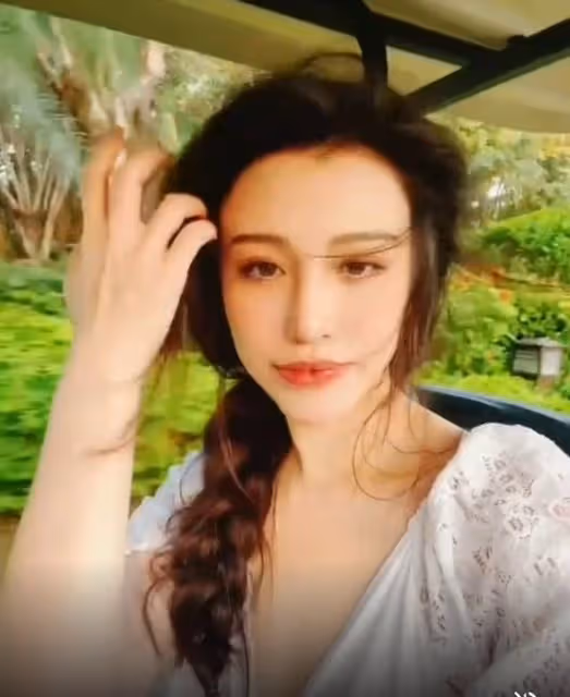 劉翔前妻在首都遊玩 對鏡撩髮膚白貌美