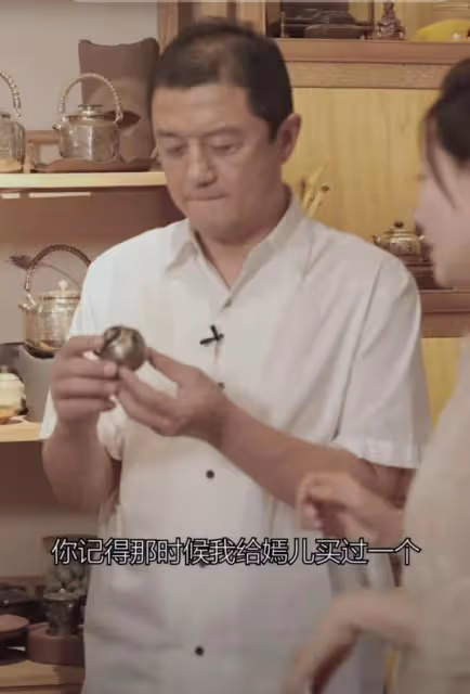 50歲李亞鵬出鏡頭髮稀疏頭皮盡顯 雙眼耷拉憔悴