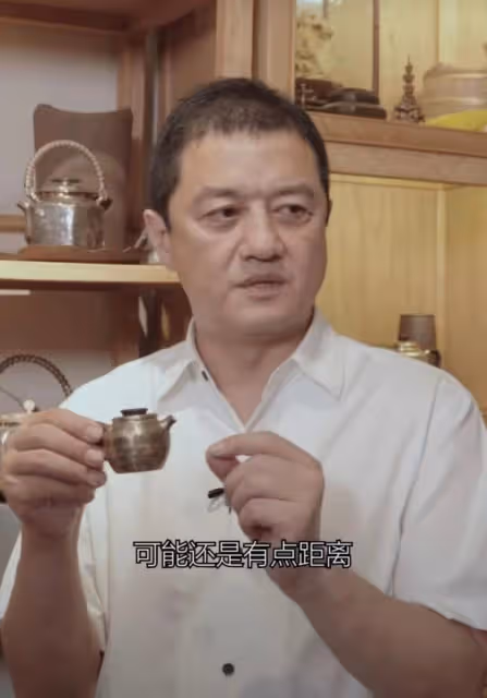 50歲李亞鵬出鏡頭髮稀疏頭皮盡顯 雙眼耷拉憔悴