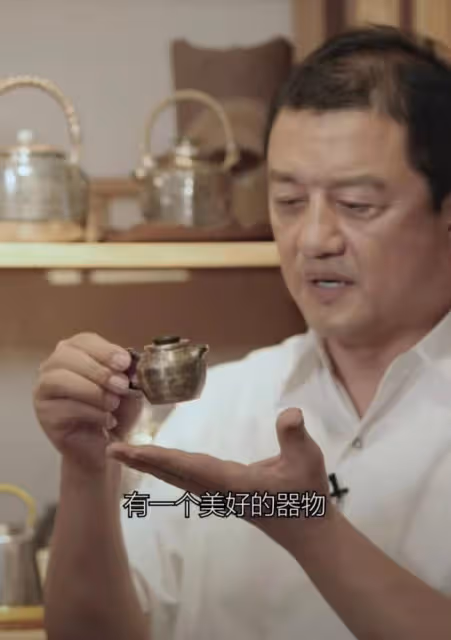 50歲李亞鵬出鏡頭髮稀疏頭皮盡顯 雙眼耷拉憔悴