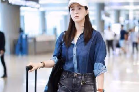 得罪半個娛樂圈的她，現身機場已無人接機，只能「默默低頭」離去！