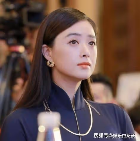 得罪半個娛樂圈的她，現身機場已無人接機，只能「默默低頭」離去！