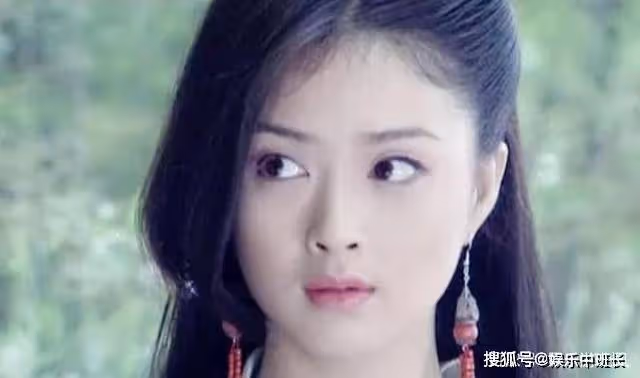 得罪半個娛樂圈的她，現身機場已無人接機，只能「默默低頭」離去！