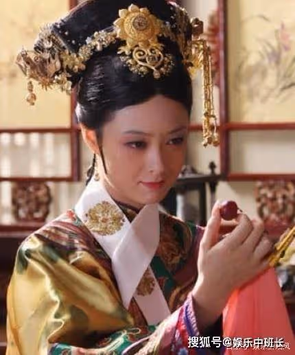 得罪半個娛樂圈的她，現身機場已無人接機，只能「默默低頭」離去！