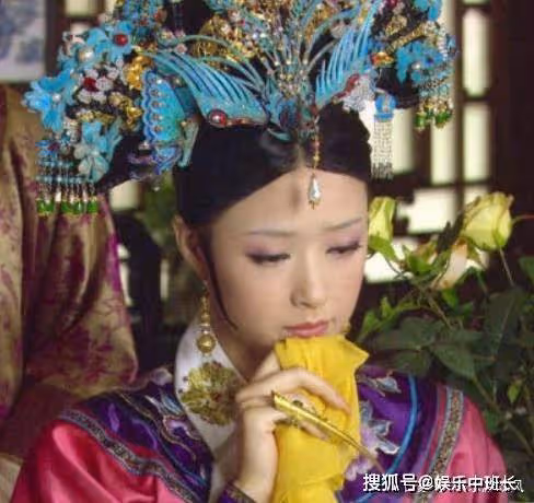 得罪半個娛樂圈的她，現身機場已無人接機，只能「默默低頭」離去！