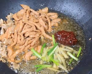 夏天來了，沒胃口就來份香辣開胃榨菜肉絲粉