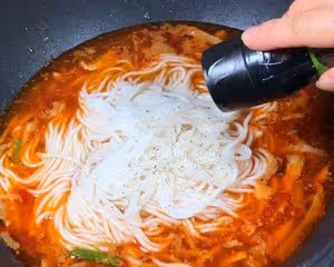 夏天來了，沒胃口就來份香辣開胃榨菜肉絲粉