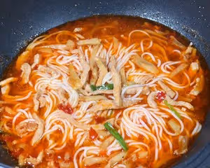 夏天來了，沒胃口就來份香辣開胃榨菜肉絲粉