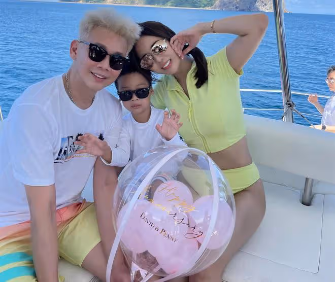 陶喆結婚8周年,一家坐遊艇出海慶祝,小18歲嬌妻穿泳衣美腿吸睛