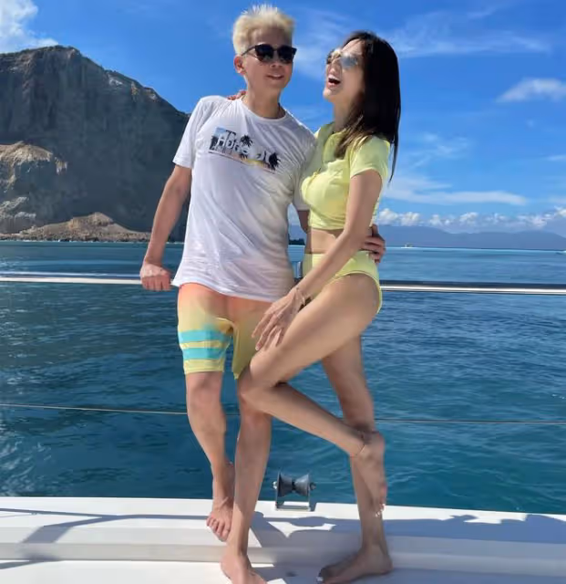 陶喆結婚8周年,一家坐遊艇出海慶祝,小18歲嬌妻穿泳衣美腿吸睛