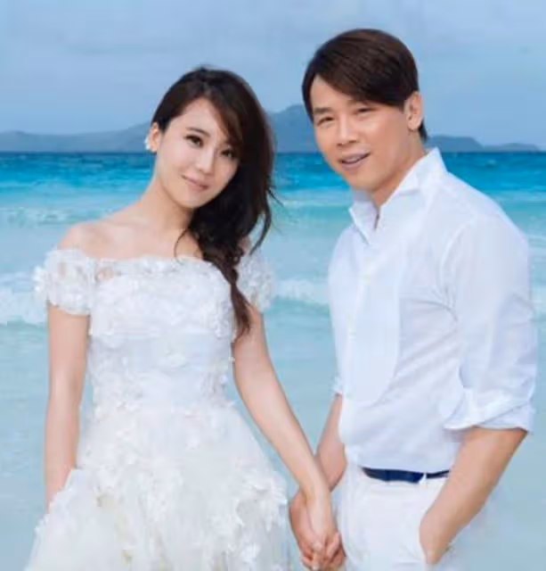 陶喆結婚8周年,一家坐遊艇出海慶祝,小18歲嬌妻穿泳衣美腿吸睛