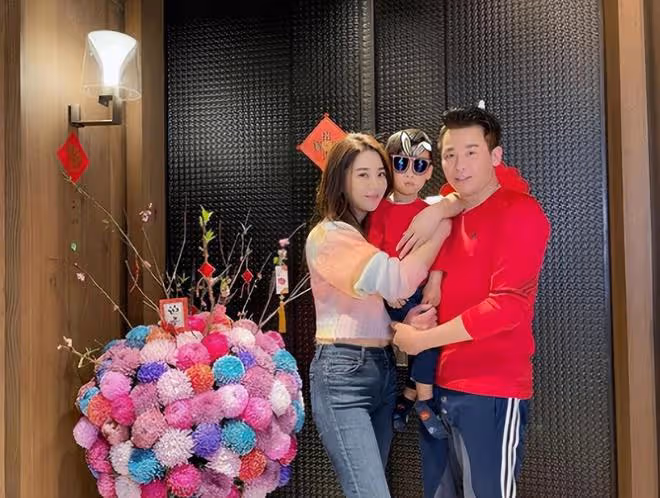 陶喆結婚8周年,一家坐遊艇出海慶祝,小18歲嬌妻穿泳衣美腿吸睛
