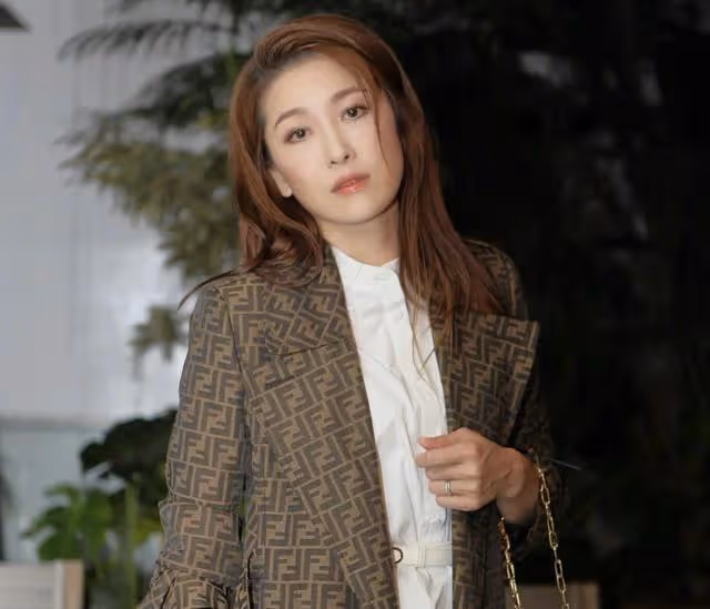 香港知名女星被曝懷二胎!腹部微微凸起孕味足,獲丈夫驚喜慶生