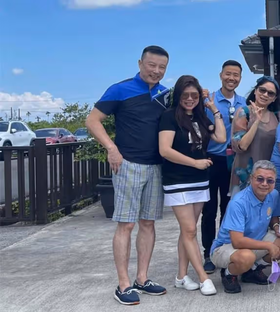 龔慈恩前夫罕露面,被富婆女友依偎太甜蜜,56歲生活滋潤身材發福