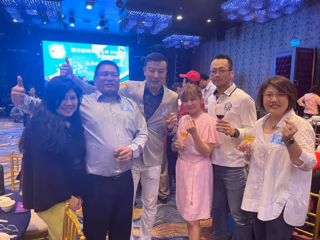 龔慈恩前夫罕露面,被富婆女友依偎太甜蜜,56歲生活滋潤身材發福