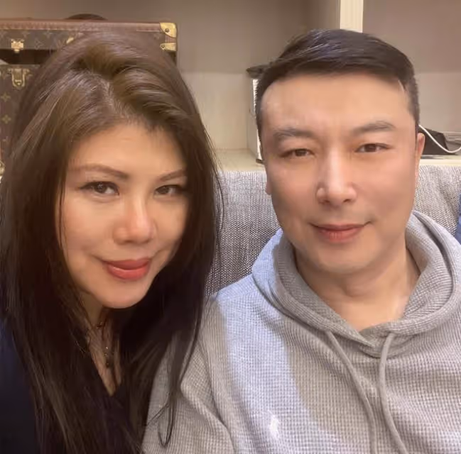 龔慈恩前夫罕露面,被富婆女友依偎太甜蜜,56歲生活滋潤身材發福
