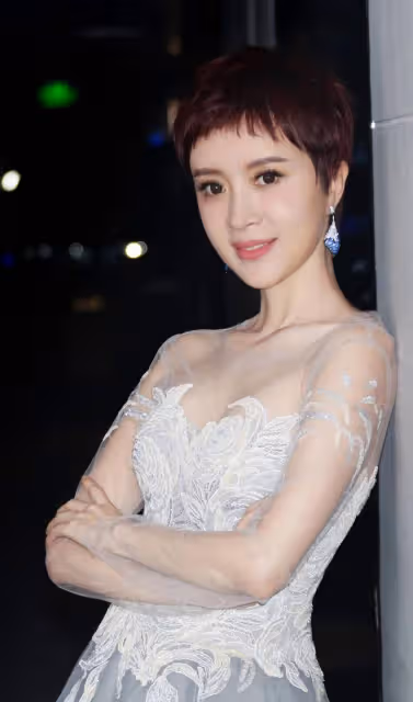 網傳金巧巧被袁立爆料,花十幾萬從美國幫傅藝偉戒毒,本人親回應