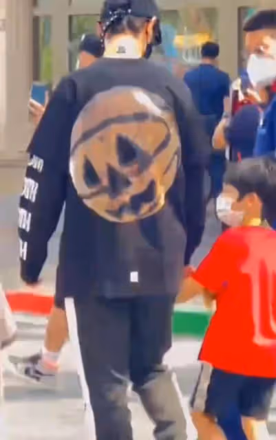 黃曉明帶娃被偶遇!肩扛小海綿逛環球影城,小海綿探頭探腦太可愛