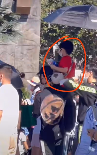黃曉明帶娃被偶遇!肩扛小海綿逛環球影城,小海綿探頭探腦太可愛
