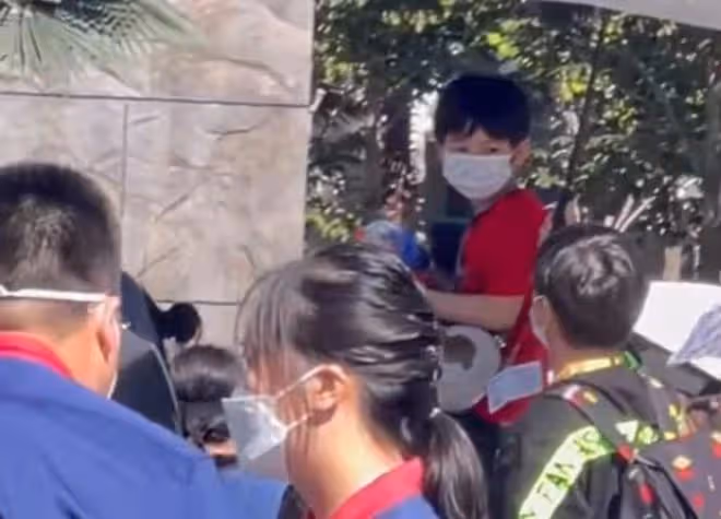 黃曉明帶娃被偶遇!肩扛小海綿逛環球影城,小海綿探頭探腦太可愛