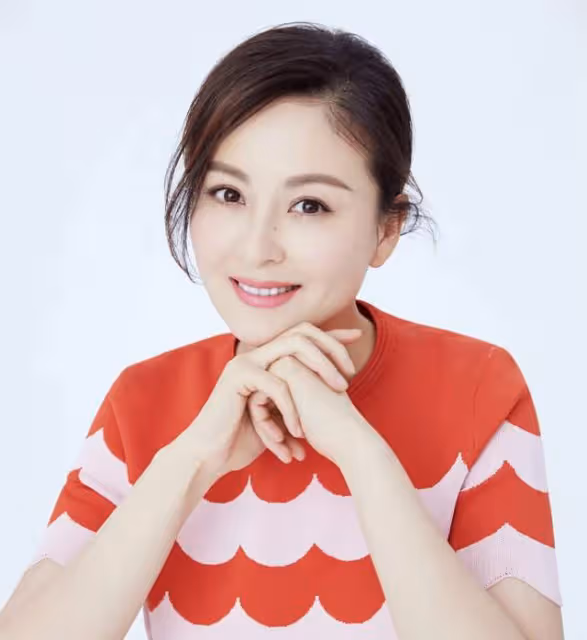 42歲戴嬌倩獨自送娃上學，早高峰擠地鐵無人識，富豪老公身份成謎