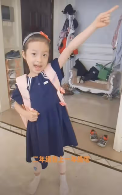 42歲戴嬌倩獨自送娃上學，早高峰擠地鐵無人識，富豪老公身份成謎