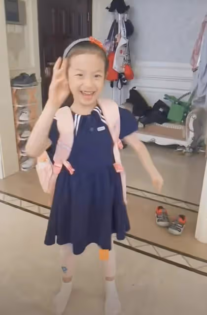 42歲戴嬌倩獨自送娃上學，早高峰擠地鐵無人識，富豪老公身份成謎