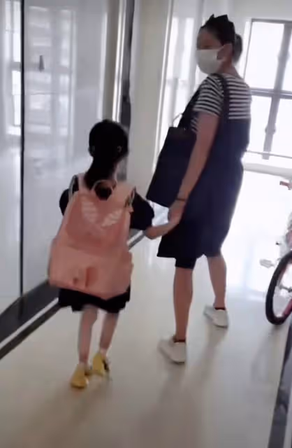 42歲戴嬌倩獨自送娃上學，早高峰擠地鐵無人識，富豪老公身份成謎