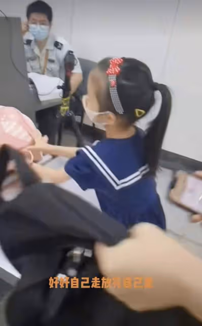 42歲戴嬌倩獨自送娃上學，早高峰擠地鐵無人識，富豪老公身份成謎