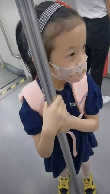 42歲戴嬌倩獨自送娃上學，早高峰擠地鐵無人識，富豪老公身份成謎