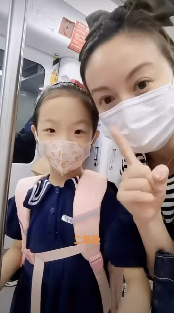42歲戴嬌倩獨自送娃上學，早高峰擠地鐵無人識，富豪老公身份成謎
