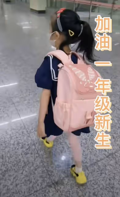 42歲戴嬌倩獨自送娃上學，早高峰擠地鐵無人識，富豪老公身份成謎