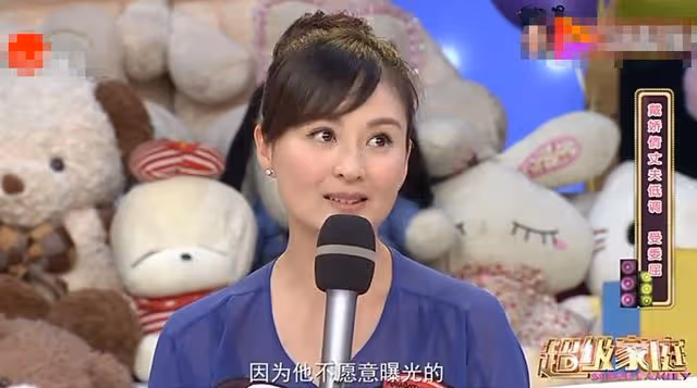 42歲戴嬌倩獨自送娃上學，早高峰擠地鐵無人識，富豪老公身份成謎