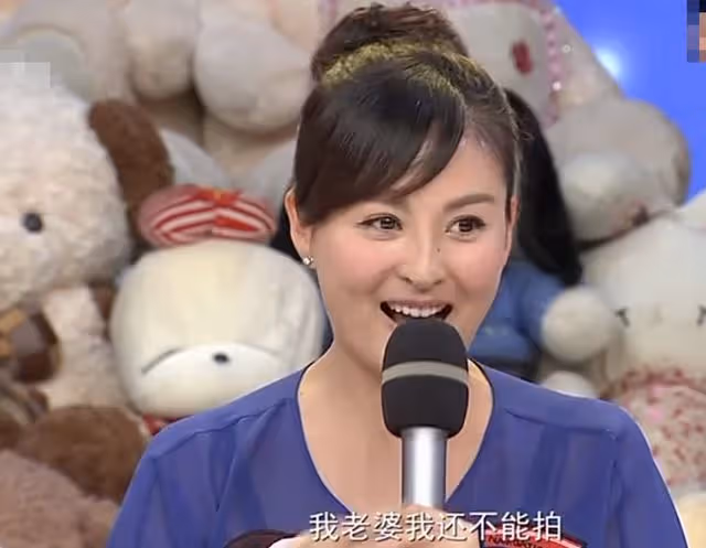 42歲戴嬌倩獨自送娃上學，早高峰擠地鐵無人識，富豪老公身份成謎