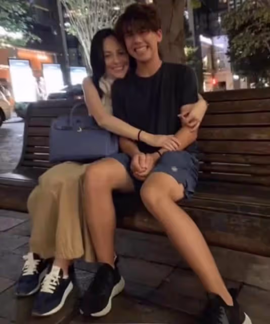 52歲王琳曬西班牙生活,和外國男貼身熱舞秀身材,生活逍遙仍單身
