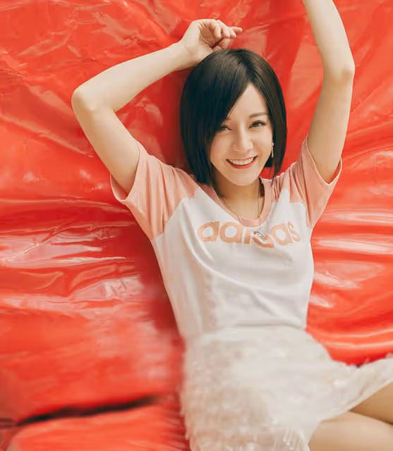 迪麗熱巴終於找到了合適的髮型,三七分短髮好清麗,讓人眼前一亮