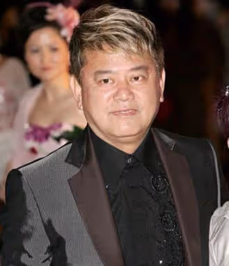 周星馳御用配角!曾抨擊張國榮「敢與海盜做生意」 2次破產2次翻身「72歲無兒無女」一心只寵妻