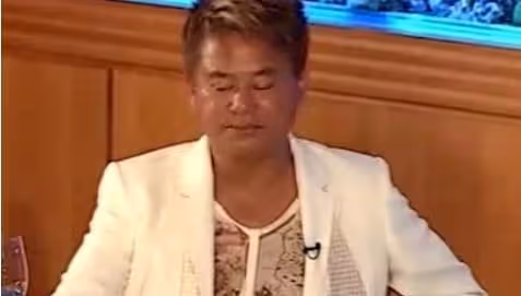 周星馳御用配角!曾抨擊張國榮「敢與海盜做生意」 2次破產2次翻身「72歲無兒無女」一心只寵妻