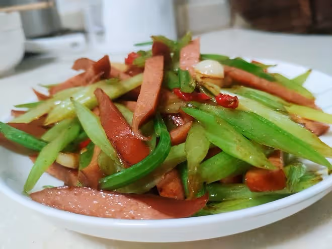 芹菜炒香腸