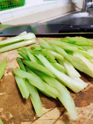 芹菜炒香腸