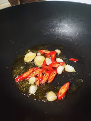 芹菜炒香腸