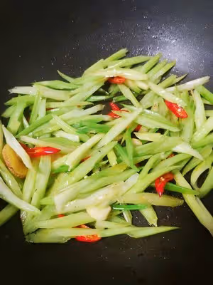 芹菜炒香腸