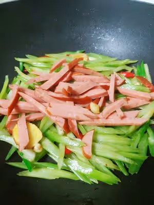 芹菜炒香腸