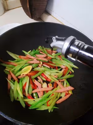 芹菜炒香腸