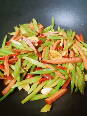 芹菜炒香腸